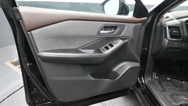 Used 2021 Nissan Rogue SV AWD/4WD image 17