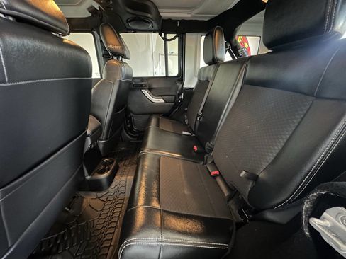 Used 2012 Jeep Wrangler Unlimited Rubicon image 22