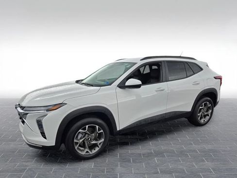 Used 2025 Chevrolet Trax LT w/ LT Convenience Package FWD image 3