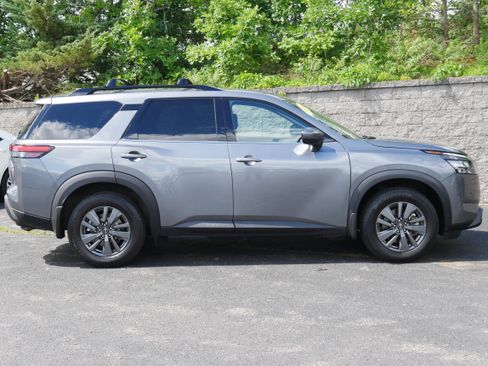 Used 2024 Nissan Pathfinder SV w/ SV Premium Package AWD/4WD image 10