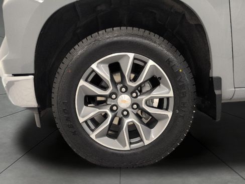 Used 2024 Chevrolet Silverado 1500 LT AWD/4WD image 3