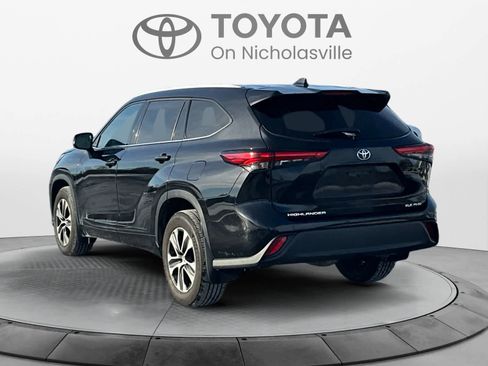 Used 2022 Toyota Highlander XLE image 4