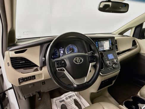Used 2017 Toyota Sienna XLE Premium FWD image 9
