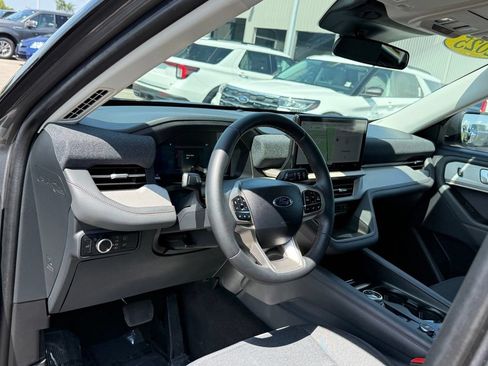 Used 2025 Ford Explorer Active AWD/4WD image 4