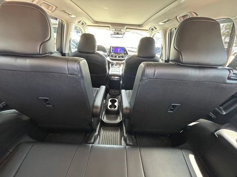 Used 2023 Toyota Highlander Platinum FWD image 17