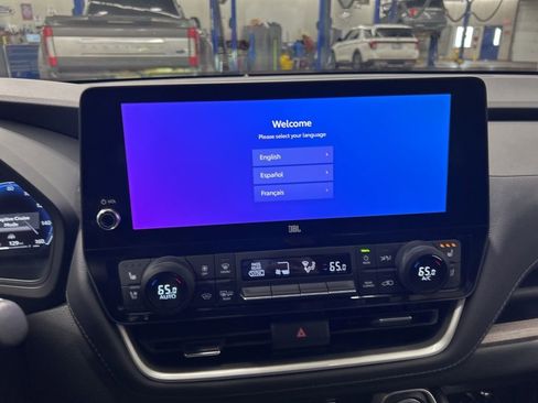 Used 2024 Toyota Grand Highlander AWD image 17