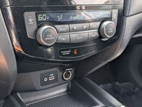 Used 2018 Nissan Rogue SV image 28