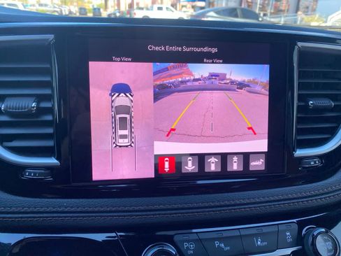 Used 2025 Chrysler Pacifica Pinnacle FWD image 16