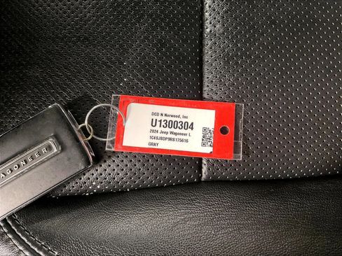 Used 2024 Jeep Wagoneer L Series III w/ Flexible Seating Group image 31