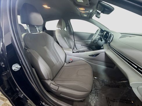 Used 2023 Hyundai Elantra SEL image 29