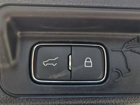 Used 2023 Ford Explorer XLT RWD image 12