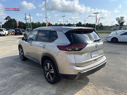 Used 2025 Nissan Rogue SL AWD/4WD image 5