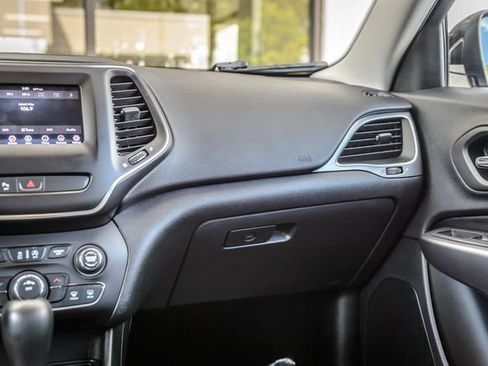 Used 2019 Jeep Cherokee Latitude Plus FWD image 34