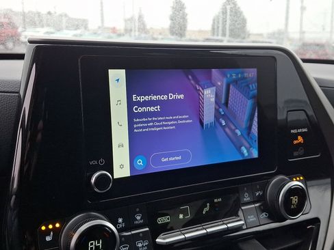 Used 2025 Toyota Highlander XLE image 18