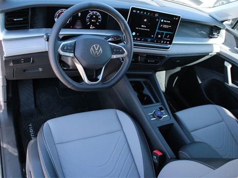 New 2025 Volkswagen Tiguan SE image 9