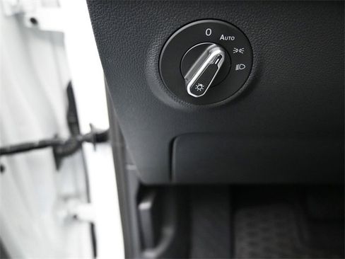 New 2025 Volkswagen Taos SE image 21