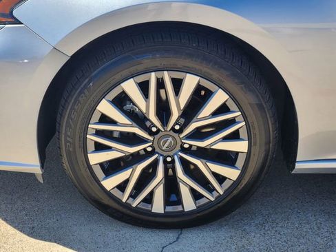 Used 2024 Nissan Altima 2.5 SV image 9