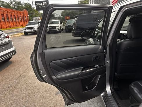 Used 2022 Mitsubishi Outlander 4WD Plug-In Hybrid image 16