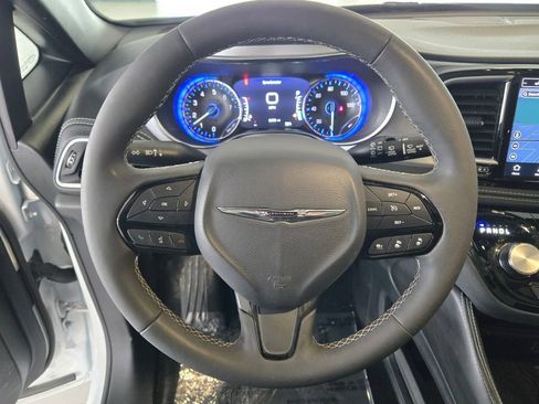 Used 2025 Chrysler Pacifica Limited FWD image 35