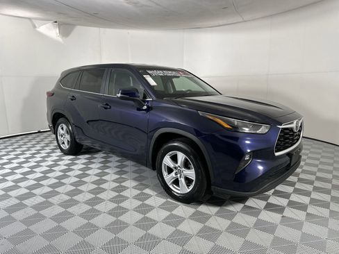 Used 2025 Toyota Highlander LE FWD image 2