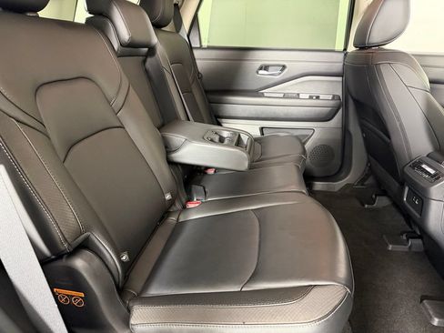 Used 2025 Nissan Pathfinder SL FWD image 33