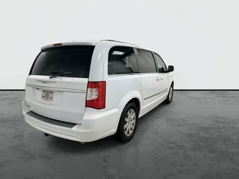 Used 2014 Chrysler Town & Country Touring FWD image 3