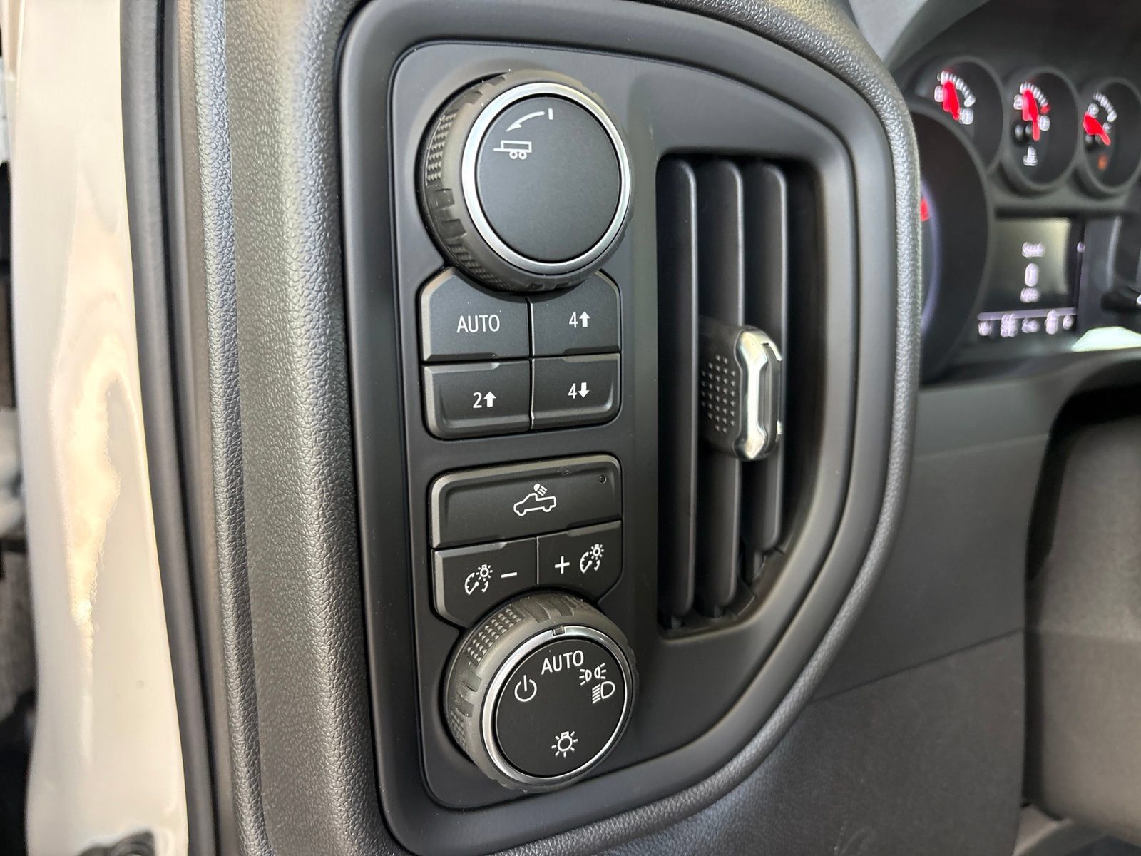 New 2026 Chevrolet Silverado 1500 Custom Trail Boss w/ LPO, Dark Essentials Package AWD/4WD image 12