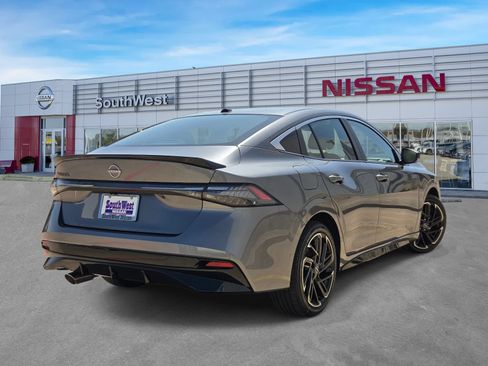 New 2027 Nissan Sentra SR w/ Floor Mat Package FWD image 5