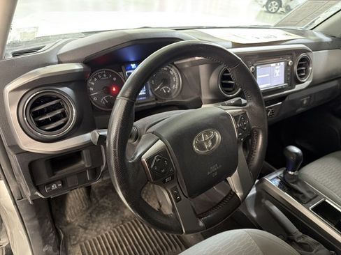 Used 2017 Toyota Tacoma SR5 w/ Tow Package AWD/4WD image 4