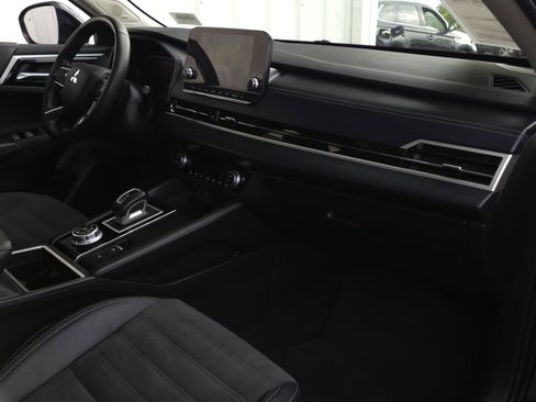 Used 2023 Mitsubishi Outlander SE image 33