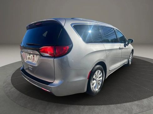 Used 2018 Chrysler Pacifica Touring-L w/ Premium Audio Group image 5