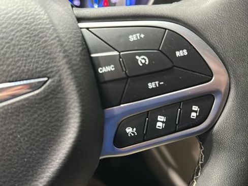 Used 2024 Chrysler Pacifica Touring-L FWD image 11