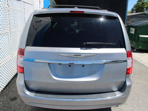 Used 2015 Chrysler Town & Country Touring FWD image 6