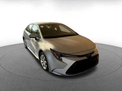 Used 2025 Toyota Corolla LE image 3