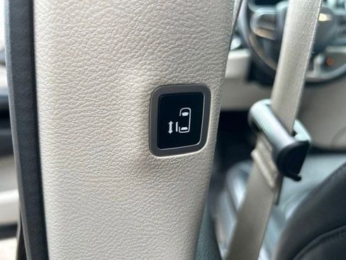 Used 2021 Chrysler Pacifica Touring-L FWD image 31