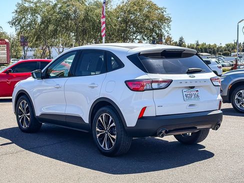 Used 2022 Ford Escape SE w/ SE Sport Appearance Package FWD image 2