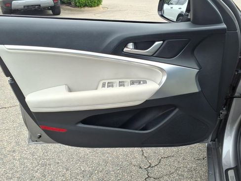 Used 2024 Genesis G70 2.5T RWD image 9