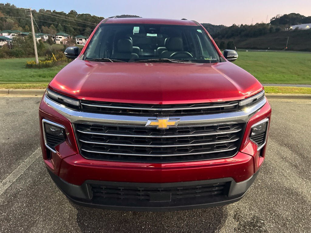 Used 2025 Chevrolet Traverse LT AWD/4WD image 2