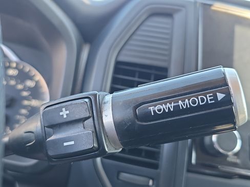 Used 2022 Nissan Titan S image 32