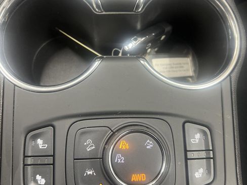 Used 2024 GMC Terrain SLT image 12