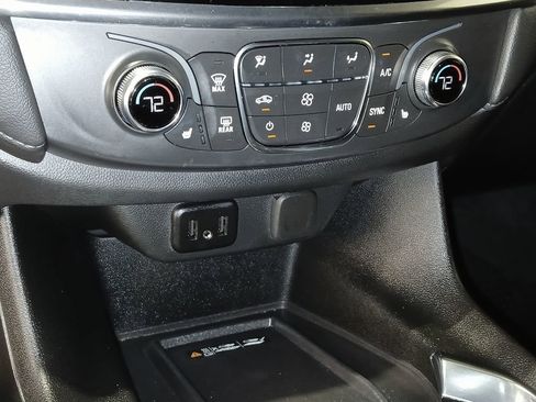 Used 2023 Chevrolet Traverse LT FWD image 21
