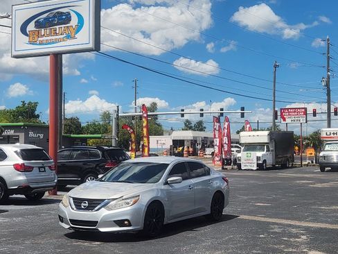 Used 2018 Nissan Altima 2.5 SV image 1