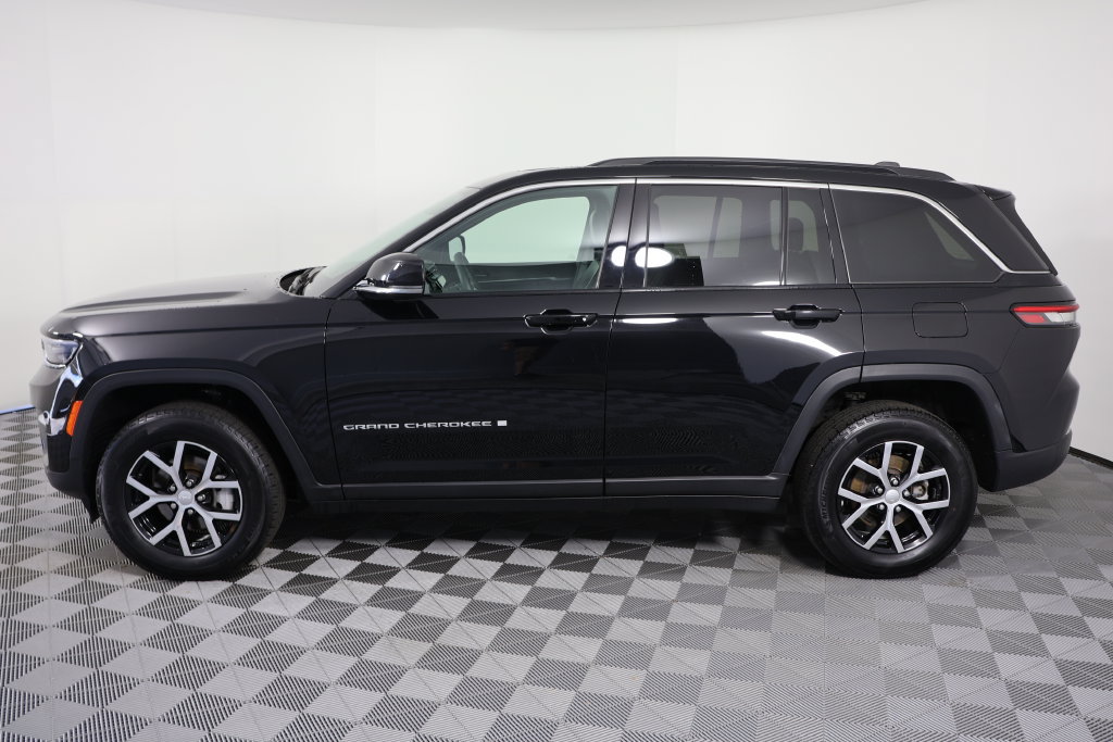 Used 2024 Jeep Grand Cherokee Limited AWD/4WD image 5