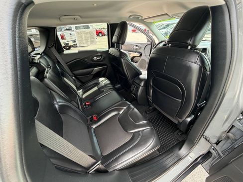 Used 2020 Jeep Cherokee Latitude Plus w/ Cold Weather Group AWD/4WD image 13