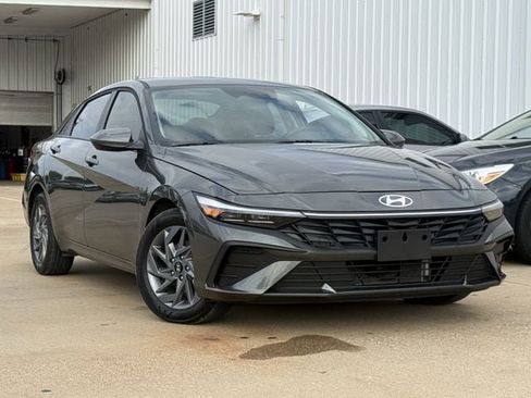 Used 2025 Hyundai Elantra Blue image 2