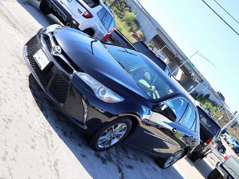 Used 2017 Toyota Camry SE image 3