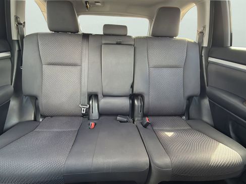 Used 2018 Toyota Highlander LE image 25