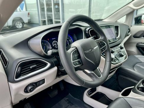 Used 2024 Chrysler Pacifica Touring-L FWD image 13