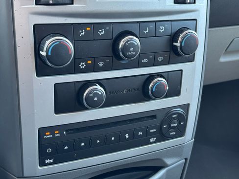 Used 2010 Chrysler Town & Country Touring w/ Entertainment Group #2 FWD image 21