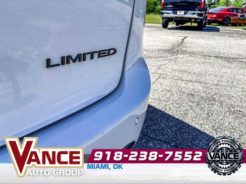 Used 2025 Chrysler Pacifica Limited FWD image 9